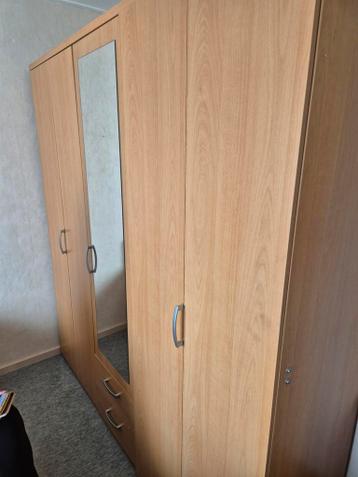 Diverse kledingkasten in goede staat