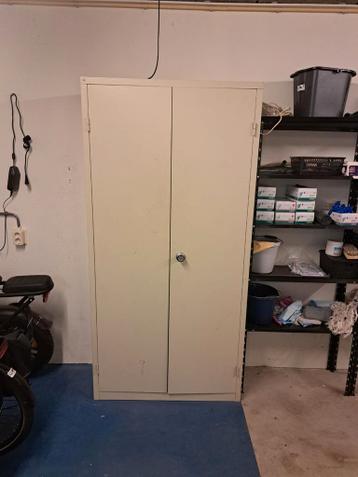 Kast gratis af te halen. Slot is kapot.