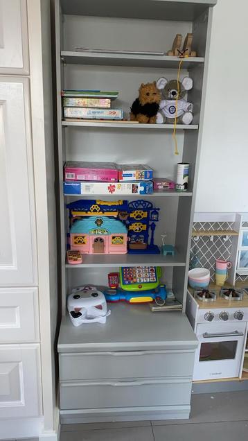 Grijze kast met lades en planken - gratis af te halen