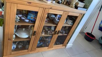 Gratis af te halen: Houten vitrinekast met glazen deuren