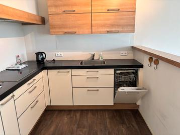 Moderne hoekkeuken met inbouwapparatuur