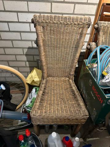 Rotan stoel met hoge rugleuning