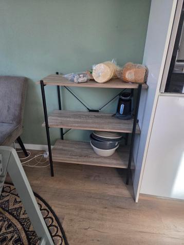 Houten rek met 3 planken en zwart metalen frame