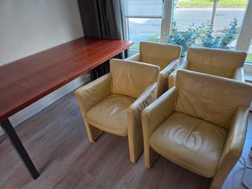 Vier gele leren stoelen gratis op te halen