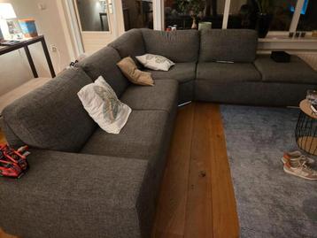 Grote grijze hoekbank met lichte beschadiging