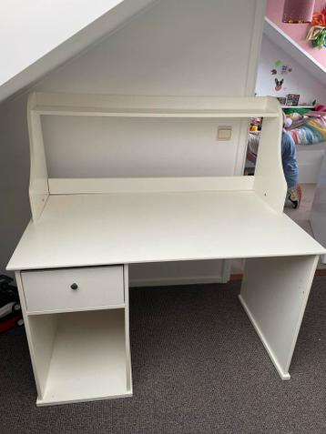 Gebruikt Bureau met hier en daar wat gebruikerssporen.