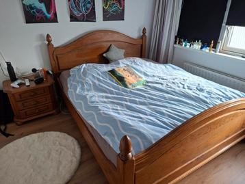 Tweepersoonsbed 160x200 met nachtkastjes en matrassen