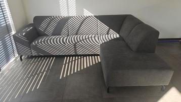 Comfortabele grijze hoekbank.