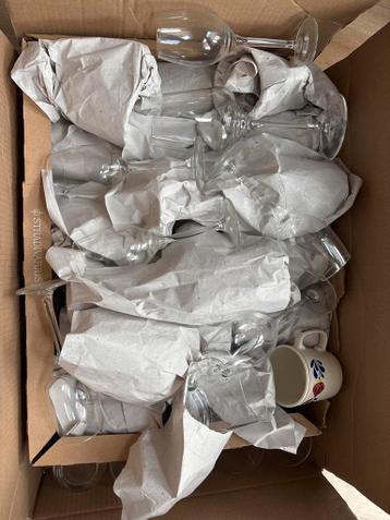 Diverse glazen, wijnglazen en bekers