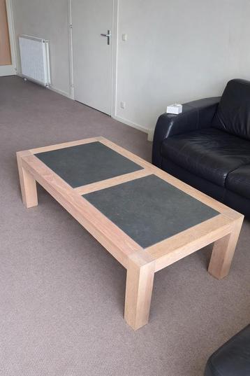 Salontafel met houten frame en donkere natuursteen inleg