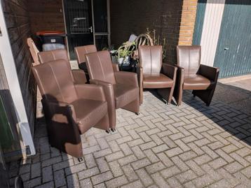 Set van 6 bruine eetkamerstoelen met armleuning