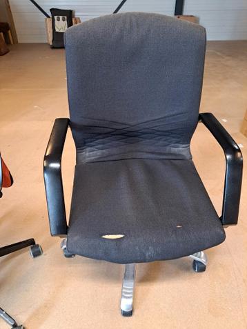 Gratis: 2 burostoelen