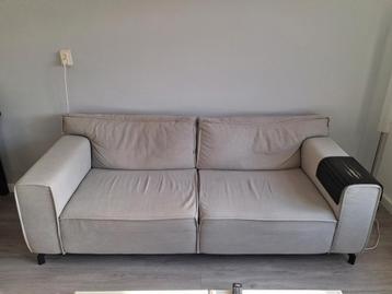 Gratis af te halen een 2,5 zits bankstel in de kleur grijs.