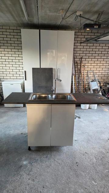 Gratis keukenblad met wasbak.