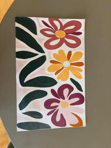 Foto behang met grote geschilderde bloemen