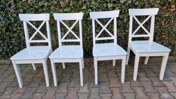 Gratis af te halen: 4 witte eetkamerstoelen (2e ronde)