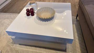 Moderne witte salontafel met hoogglans afwerking