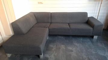 Gratis bank, lengte 2,70m bij 1,90m.