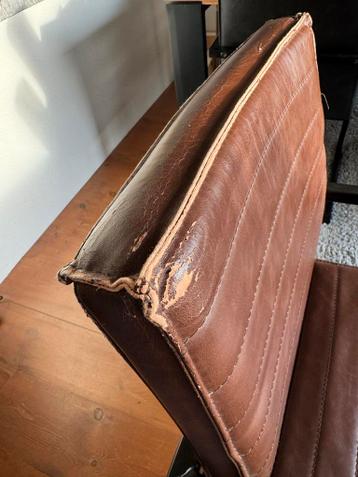 Gratis Eettafel stoel bruin (versleten)