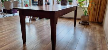 Eethoek: eiken tafel met 6 Lloyd Loom stoelen