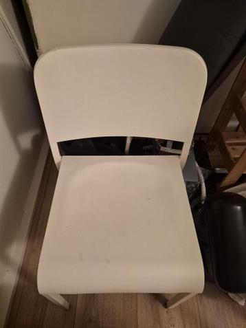 2 witte kunststof IKEA stoelen