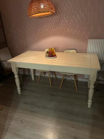 Witte houten eettafel met gedraaide poten