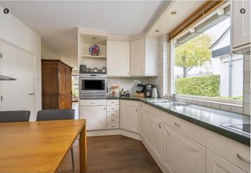 Witte keuken inclusief inbouwapparatuur