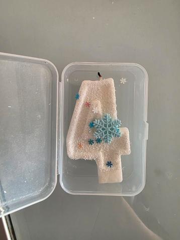 Verjaardagskaarsje nummer 4 met sneeuwvlokjes