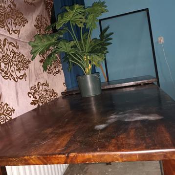 Robuuste houten tafel - perfect voor eetkamer of kantoor