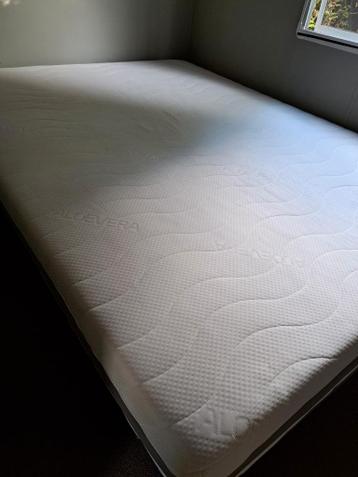 GRATIS! Ledikant lattenbodem met matras.