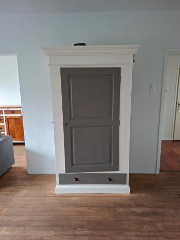 Kast 200cm hoog, 103cm breed, 55cm diep