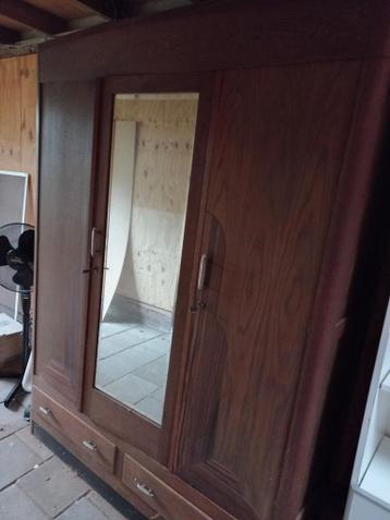 Oude 3-deurs linnenkast met spiegel - opknapper