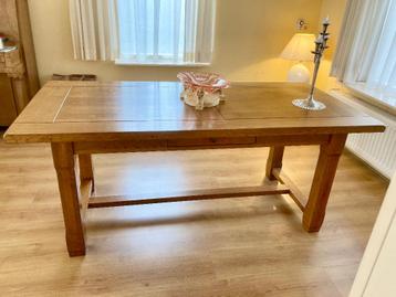 Massief houten eettafel.