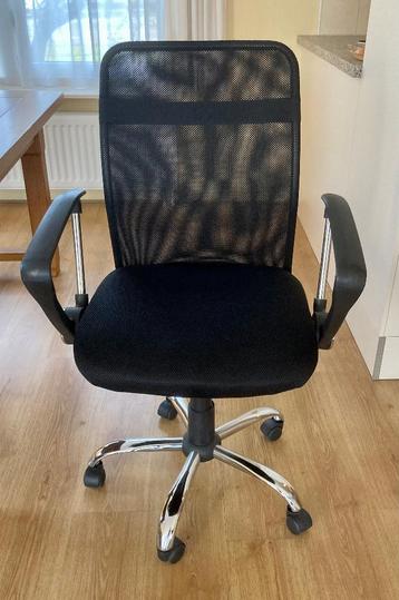 Bureaustoel zwart verstelbaar met wielen.