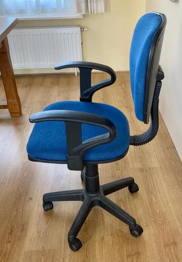 Bureaustoel verstelbaar blauw met wielen.