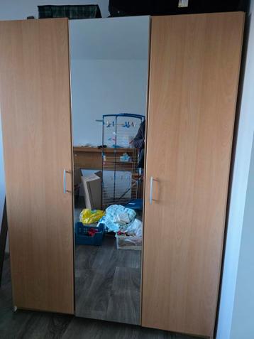Kledingkast 3 deurs gratis