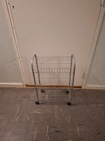 Rekje met mandjes op wielen. Keuken trolley