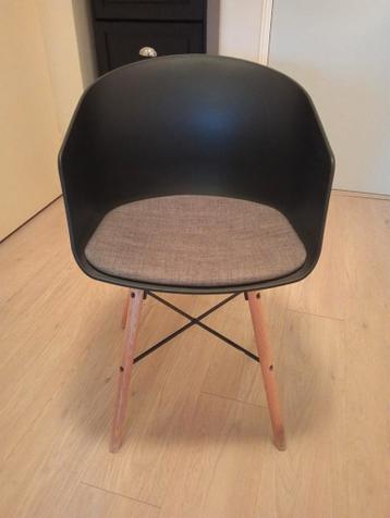 Moderne kuipstoel met stoffen zitting en houten poten