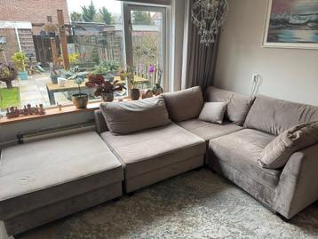 Taupe kleurige zitbank. Gebruikt. Gratis.