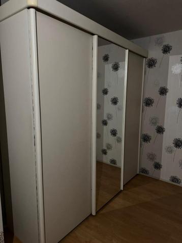 Zeer ruime kledingkast gratis af te halen