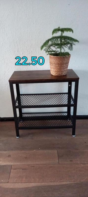 Meubeltjes van ijzer en hout