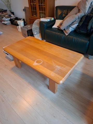Licht eiken salontafel met gebruiksporen