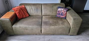 Olijfgroene 2,5-zits bank met lichte gebruikerssporen