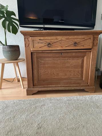 Antieke houten kast met lade en deurtje