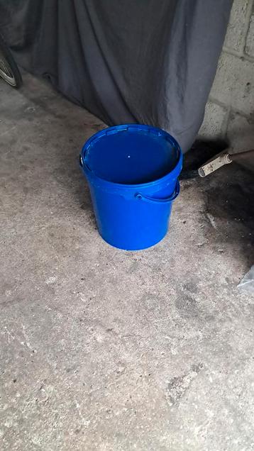 Blauwe emmer met deksel vol suiker en tas vol zakjes popcorn