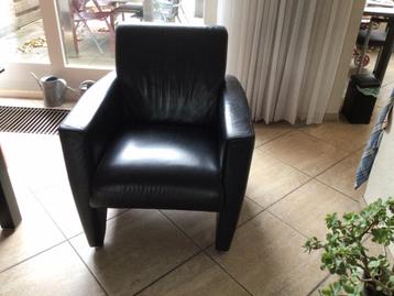 Zwart leder fauteuil.