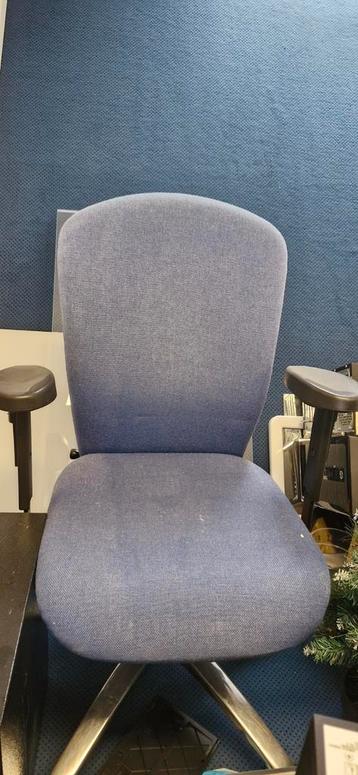 Gratis af te halen: Bureaustoelen en eetkamerstoelen