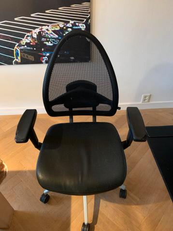 Bureaustoel met lichte beschadiging aan armleuning