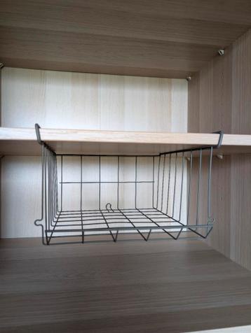 Twee hangmandjes voor in de kast