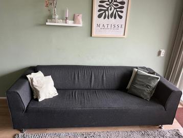 GRATIS Comfortabele donkergrijze driezitsbank. 223x 90x70 cm